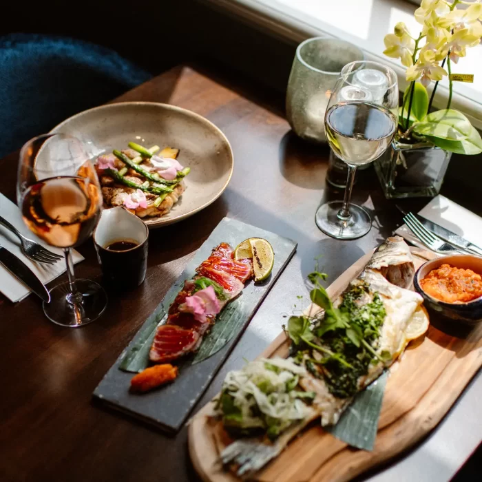 verschillende dinergerechten op tafel